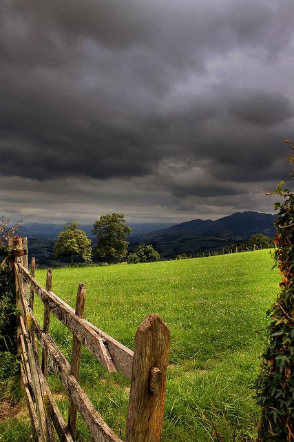 Stormy Sky Wooden Fence, Alam Yang Indah, Landscape Nature, Beautiful Sky, Country Life, Amazing Nature, Nature Beauty, Beautiful World, Beautiful Landscapes