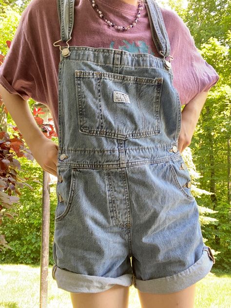 Overalls Cute Aesthetic, Overals Outfits Aesthetic, Overall Shorts Aesthetic, Shortalls Outfit Aesthetic, Outfits With Overalls Shorts, Overalls Aesthetic Outfit, Dungarees Outfit Shorts, Cute Dungaree Outfits, Short Dungarees Outfit