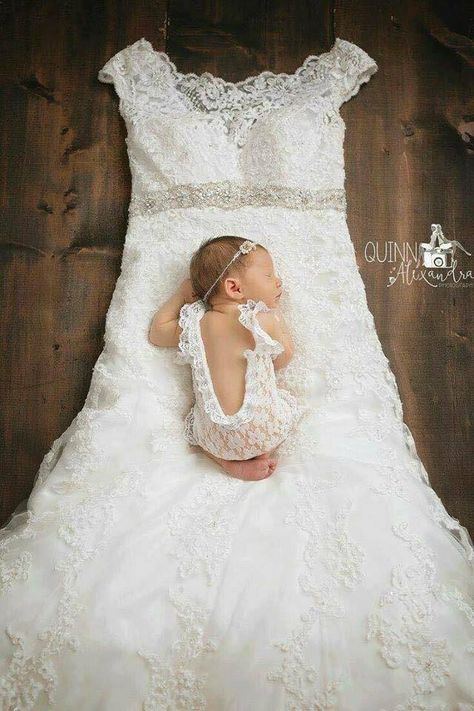 Vom Avea Un Copil, Mom Wedding Dress, Newborn Baby Photoshoot, Foto Baby, Mom Wedding, Newborn Shoot, Wedding Dresses Photos, Future Ideas, Newborn Baby Photography