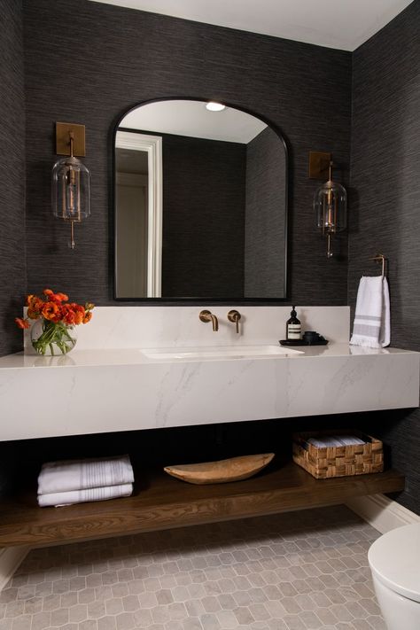 small-moody-bathroom-design Powder Bathroom Remodel, Moody Small Bathroom, Transitional Powder Room, Beautiful Powder Rooms, Contemporary Powder Room, Modern Powder Room, Half Bath Remodel, Powder Room Ideas, Powder Room Remodel