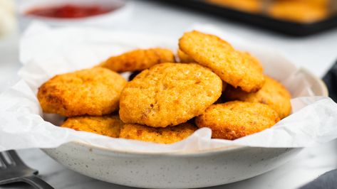 Skip the standard chicken nuggets and opt for a healthier, more nutritious snack with this easy recipe for cauliflower nuggets. Basic Muffin, Recipe For Cauliflower, Cauliflower Nuggets, Basic Muffin Recipe, Flexitarian Diet, Nuggets Recipe, Muffin Recipe, Sweet Chili Sauce, Nutritious Snacks