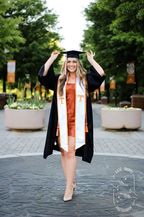 Cap And Gown Senior Pictures, Senior Picture Poses, College Grad Pictures, Cap And Gown Photos, Graduation Pic Ideas, Nursing Graduation Pictures, Cap And Gown Pictures, College Graduation Pictures Poses, College Graduation Photoshoot