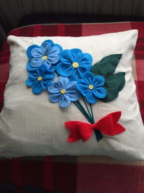 Diy Flower Pillow, Felt Flower Pillow, Draps Design, Felt Cushion, 123 Cross Stitch, Flower Cushion, Creative Pillows, Diy Flores, Pillow Crafts