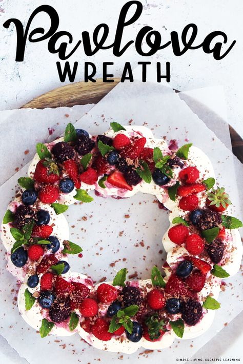 Xmas Pavlova Wreath, Nz Christmas Food, Pavlova Wreath Recipe, Christmas Dessert Australia, Christmas Summer Food, Dessert Christmas Wreath, Summer Christmas Desserts, Desert Wreath Ideas, Pavlova Recipe Christmas