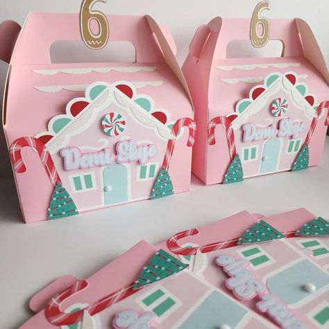 Christmas Favor Boxes, Pink Gingerbread House, Props Ideas, Christmas Goodie Bags, Pink Gingerbread, Gingerbread House Parties, Candy Land Birthday Party, Gingerbread Party, Party Boxes