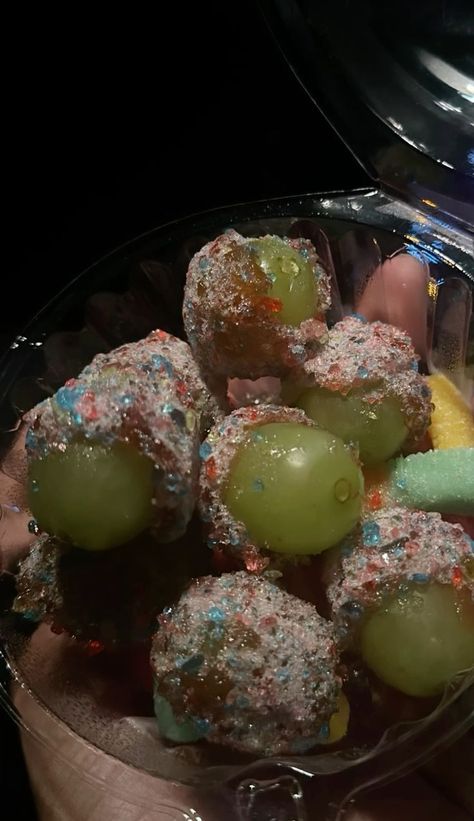 Grapes Candy, Candy Grapes, Fruit Grapes, Candy Fruit, Junk Food Snacks, Food Babe, Food Therapy, Candied Fruit, Yummy Comfort Food