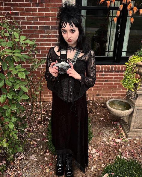 Women In Horror Costumes, Fashion Witch Costume, Easy Goth Costume, Lydia Cosplay Beetlejuice, Classic Horror Costumes Women, Plus Size Characters To Cosplay, Wynona Ryder Beetlejuice, Halloween Costumes Dark Feminine, Short Black Hair Halloween Costume Ideas