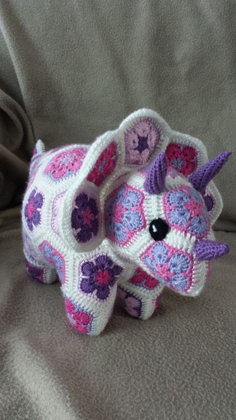 African Granny Square Animals, Crochet Hexagon Dinosaur, Crochet Granny Square Triceratops Free Pattern, African Flower Animal Crochet Pattern, Crochet Granny Square Animals, Granny Square Triceratops, Granny Square Stuffed Animals, African Flower Dinosaur, African Flower Crochet Animals Free Pattern