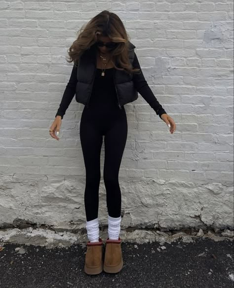 Autumn Leg Warmer Outfits, Black One Piece Outfit Casual, Ugg Boot Leg Warmer, Jumpsuit With Leg Warmers, Leg Warmers Uggs, Comfy Movie Outfits, Leggings And Leg Warmers Outfit, Birthday Outfit Casual Winter, Leg Warmers With Leggings