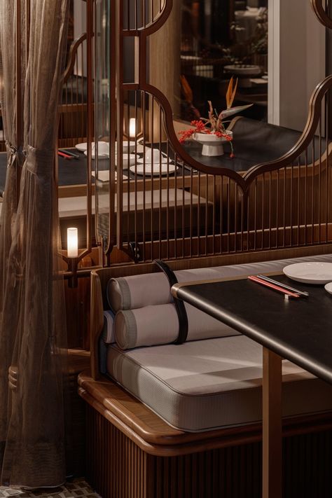 Azure80 in Hong Kong: A Journey Through Exquisite Chinese Design and Culinary Artistry — Pendulum Magazine Chinese Restaurant Interior Design, Chinese Dining Room, Chinese Restaurant Interior, Chinese Restaurant Design, Chinese Cafe, Sophisticated Interior Design, Chinese Interior Design, Restaurant Design Inspiration, Sophisticated Interior