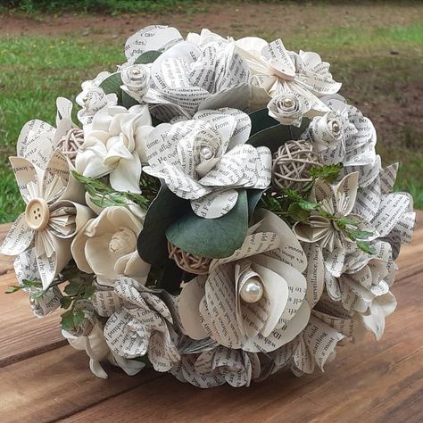 Book Lovers Wedding, Paper Flowers Wedding Bouquet, Book Page Flowers, Book Themed Wedding, Literary Wedding, Handmade Wedding Gifts, Country Theme Wedding, Brides Bouquet, Vintage Wedding Theme