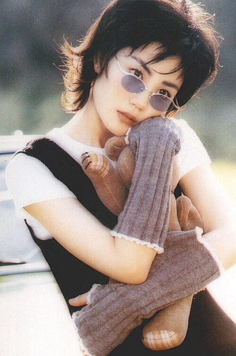 Faye Wong looking SPECtacular! Faye Wong, 일본 패션, Photographie Portrait Inspiration, Mia 3, Poses References, Pose Reference Photo, Grunge Hair, Mode Vintage, Photography Inspo