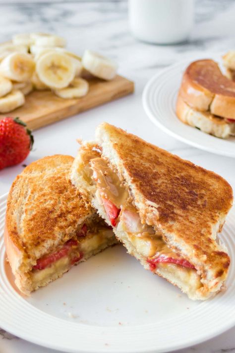 These Grilled Peanut Butter Sandwiches with fresh Bananas and Strawberries are absolutely amazing, with the crispy toasted bread, melted gooey peanut butter, fresh fruit, and a drizzle of honey for a touch of sweetness. An amazing kid friendly lunch or brunch idea, but great for grown ups too. A great toddler recipe! Kids Lunch Ideas For Home, Homemade School Snacks, Toddler Sandwiches, Lunch Ideas For Home, Kids Healthy Meals, Peanut Butter Jelly Cookies, Picky Eater Lunch, Peanut Butter Sandwiches, Toddler Recipe