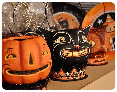 enchanting-autumn:  Halloween-Treat-Buckets by Johanna Parker Design on Flickr. Halloween Treat Buckets, Vintage Halloween Crafts, Vintage Halloween Images, Halloween Folk Art, Johanna Parker, Halloween Buckets, Folding Origami, Primitive Halloween, Vintage Halloween Decorations