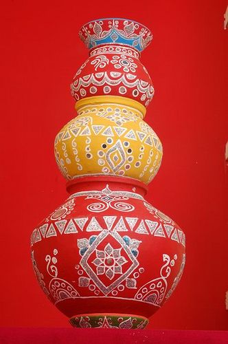 Indian decorated Matka | Flickr - Photo Sharing! Decorated Matki, Matka Design, Matka Decoration, Earthen Pots, Kalash Decoration, Worli Painting, Pot Decor, Thali Decoration Ideas, Painted Pots Diy