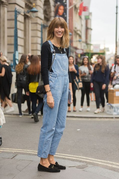 Outfit Ideas for How to Style Overalls This Summer: Pictures Woman In Overalls, Flats Gucci, Wearing Overalls, Sunday Brunch Outfit, Jeans Trend, Style Overalls, Overalls Outfit, Chic Flats, Gucci Loafers