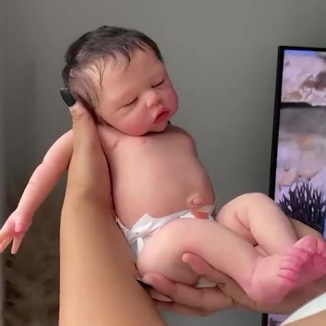 Do you want a realistic reborn doll that looks like a real baby?🔥Become one of the 20,000 collectors of Rsgdolls®! ✔️The most comprehensive guarantee ✔️the best price ✔️the most professional guidance 💯Get FREE Birth Certificate💯Paypal's payment guarantee💯Award-winning brand appreciation⏰Buy Now🎁👉 https://www.rsgdolls.com/ Real Looking Baby Dolls, Fake Baby, Baby Hair Bands, Silicone Reborn Babies, Silicone Baby Dolls, Realistic Baby Dolls, Hair Gift, Newborn Baby Dolls, Clay Baby