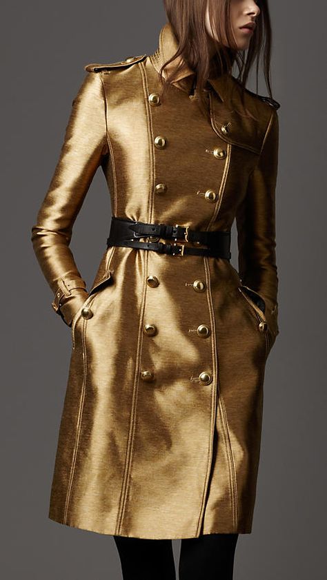 burburry metallic trench - Google Search Long Rain Coat, Living In London, Burberry Trench, Raincoats For Women, Moda Vintage, Gold Fashion, Look Chic, Bling Bling, High Fashion