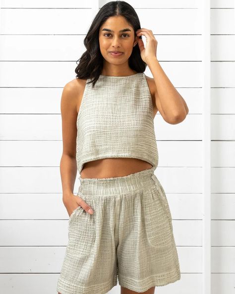 One of our favourite trends for Summer ‘24? Crinkle. From bedding to loungewear, we can’t get enough of this lightweight, dreamy texture. Scroll through to see some of our favourite pieces in airy crinkle cotton gauze. ➡️ Crinkle Pants, Keyhole Shirt, Out At Night, Crinkle Cotton, Turkey Size, Oversized Style, Fine Linens, Bed Duvet Covers, Muslin Cotton