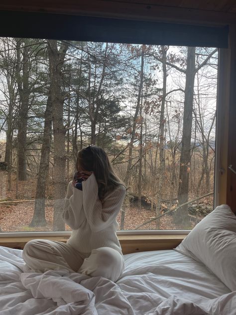 Sitting in front of a window overlooking the woods in winter ny  in a neutral style comfy style cozy winter aesthetic cabin H&M knit sweater and lounge pants very cozy style Cabin In The Woods Aesthetic, Winter Cabin Aesthetic, Cozy Cabin Aesthetic, Aesthetic Cabin, Cozy Winter Aesthetic, Cabin Outfit, Cozy Winter Cabin, Cabin Weekend, Cabin Vibes