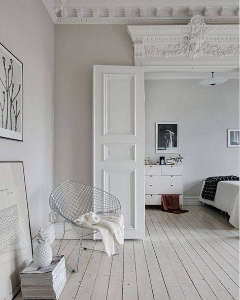 L'élégance du parquet blanc ✨ Parfait pour apporter luminosité et espace dans la pièce, on aime son look moderne et épuré, incroyablement élégant. D'inspiration scandinave, il s'adapte à tous les styles de décoration, en jouant le total look blanc ou au contraire en le réveillant avec des touches de couleurs. Voici quelques inspirations, laquelle préférez-vous ? Stéphanie Photos : pinterest #inspirationdeco #parquetblanc #ambiancescandinave #inspideco #salon #chambre #dcorationdinterieur... Parisian Style Home, Minimalism Interior, White Interior, Minimalist Home, Parisian Style, Home Interior, Decor Diy, Home Remodeling, Paint Colors