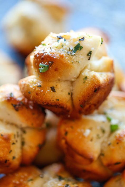 Mini Garlic Monkey Bread Garlic Monkey Bread, Best Mac N Cheese Recipe, Savory Pumpkin Recipes, Easy Thanksgiving Recipes, Best Mac And Cheese, Pumpkin Bread Recipe, Monkey Bread, Easy Thanksgiving, Snacks Für Party