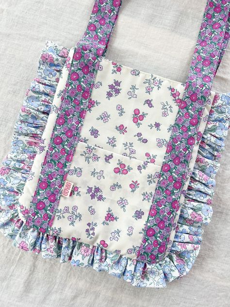 Tutorial: Liberty Heirloom Bag – The Crafty Pie Shop Ruffle Bag Diy, Sewing Gifts For Mom, Cute Sewing Gifts, Diy Bible Bag, Patchwork Bag Pattern, Sewing Inspiration Projects, Ruffle Bag, Quilted Bag Patterns, Ruffles Bag