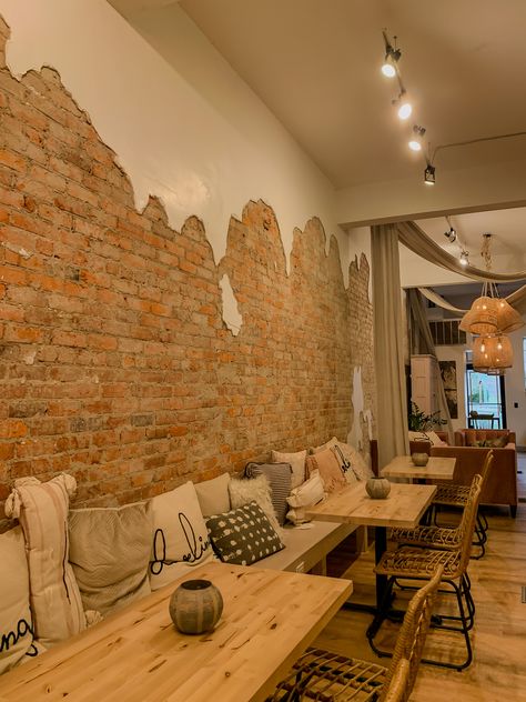 Brick Wall With Wood Beam, Rustic Restaurant Interior, Kitchen With Brick Wall, Brick Restaurant, Brick Pattern Wallpaper, Brick Wall Decor, Vintage Coffee Shops, Brick Interior Wall, Stone Wall Design