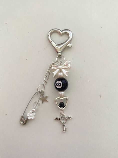 Key Chains Ideas Handmade, Cute Diy Keychain Ideas, Diy Beaded Bracelets Ideas, Beads Keychain Ideas, Fairy Nook, Bead Keychain Diy, Grunge Keychain, Cute Keychain Ideas, Enhypen Keychain