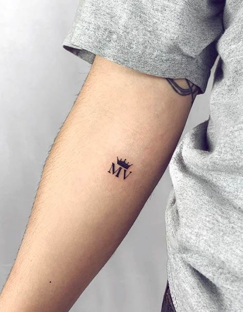 46 Unique Initial Tattoos For Men and Women - Our Mindful Life Initial Tattoos For Women, Tattoo With Initials, Initial Tattoo Ideas, Kids Initial Tattoos, Boyfriend Name Tattoos, Initial Tattoos, Element Tattoo, Husband Tattoo, Tattoo For Boyfriend