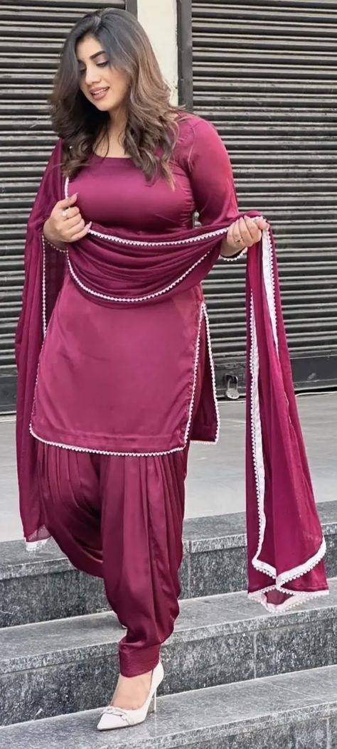 Plus Size Desi Outfits, Panjabi Dress, Ladies Suits Indian, Simple Suits, Patiala Dress, Patiyala Dress, Salwar Pattern, Inpirational Quotes, Pakistani Fashion Party Wear