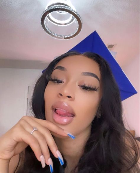 Senior Portraits Makeup, Senior Portrait Makeup, Graduation Hairstyles For Black Women, Senior Portrait Outfits, Graduation Look, College Graduation Pictures, Pretty Fly, Graduation Makeup, Graduation Poses