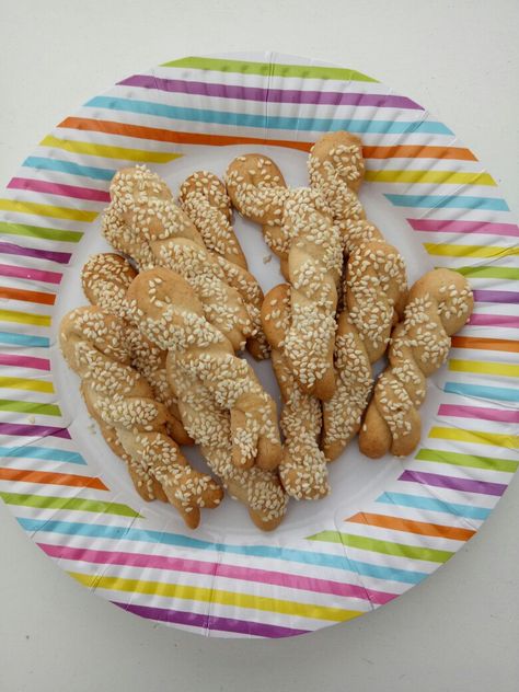 Greek Biscuits, Traditional Irish Soda Bread, Easter Biscuits, Irish Soda Bread Recipe, Cabbage Rolls Recipe, Greek Easter, Easter Presents, Biscuits Easy, Cheese Biscuits