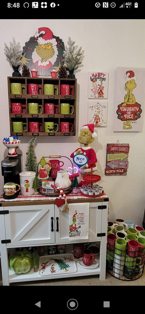 Grinch Cocoa Bar, Grinch Coffee Bar, Grinch Hot Chocolate Bar, Grinch Hot Cocoa Bar, Grinchmas Ideas, Grinch Hot Chocolate, Friend Party, Grinch Decorations, Grinch Christmas Tree