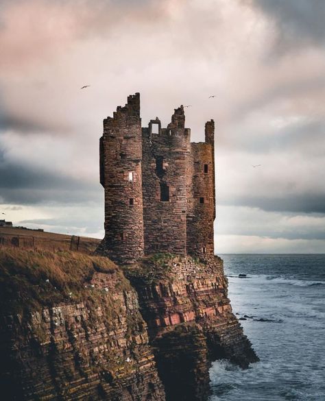 Keiss Castle is a partially ruined castle, which stands on sheer cliffs overlooking Sinclair's Bay. The old castle was replaced by Keiss… Scotland Nature, British Castles, Old Castle, Castles Of The World, Castle Scotland, European Castles, Castles In Scotland, Scotland Castles, Abandoned Castles