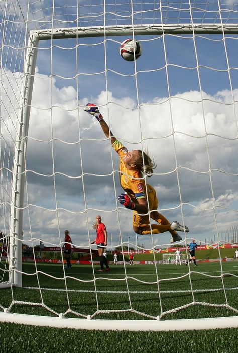 Soccer Women Aesthetic, Woman Football Aesthetic, Creative Soccer Photography, Soccer Photography Ideas, Goalkeeper Aesthetic, Adidas Photoshoot, Soccer Keeper, Women World Cup, Woman Soccer