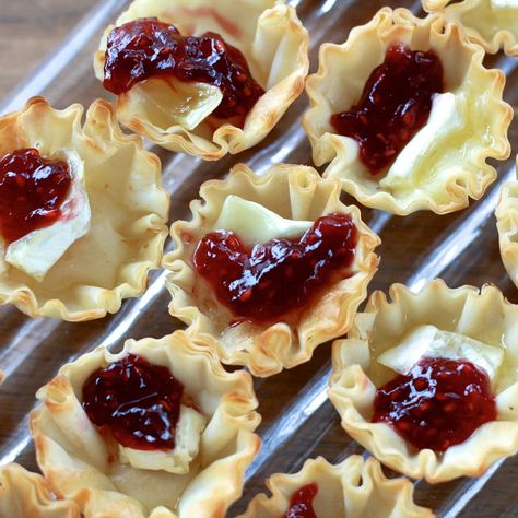 3 ingredients at 350. 5-7 minutes on rimmed baking sheet. Brie, raspberry habanero jam, phyllo shells. Raspberry Brie, Phyllo Cups, Brie Bites, Breakfast And Brunch, Baked Brie, Raspberry Jam, Party Food Appetizers, Yummy Appetizers, Appetizers For Party