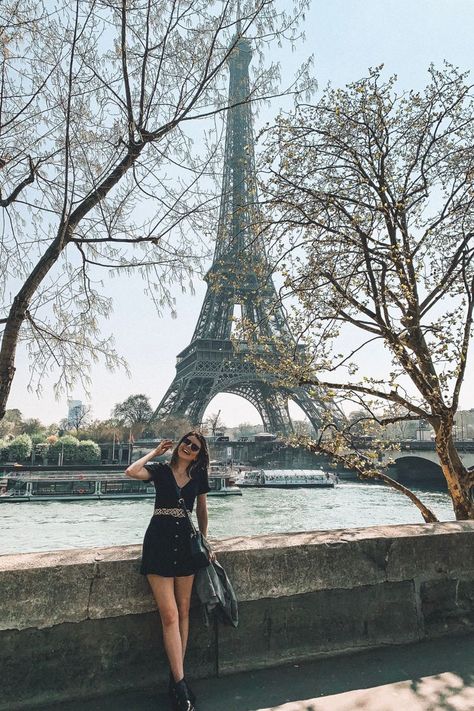 A girl in a black dress and black boots smiles in front of the Eiffel Tower in Paris Eiffel Tower Instagram, Eiffel Tower Picture Ideas, Paris Picture Ideas, Eiffel Tower Pictures, Paris Instagram Pictures, Paris Photo Ideas, Spots In Paris, Places In Paris, Girl In Paris