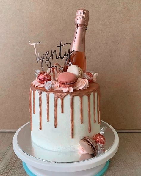 Birthday Cake For Women 21 Years, Champagne Cake Design, Champagne Birthday Cake, Cool Birthday Cake, Birthday Cake Wine, Alcohol Birthday Cake, Pink Champagne Cake, 22nd Birthday Cakes, Alcohol Cake