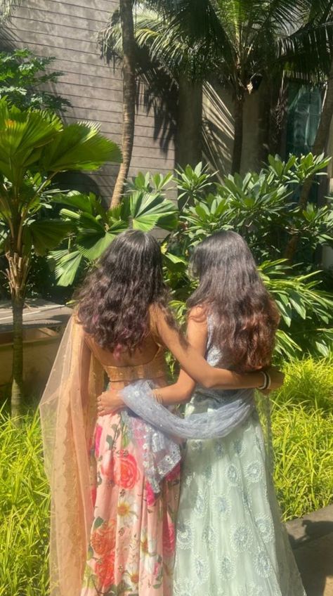 Poses With Best Friend In Lehenga, Pic Inspo With Bestie, Lehanga Photo Poses With Friends, Poses For Besties In Traditional, Best Friends Poses In Traditional, Wedding Poses Indian Friends, Lehenga Poses With Bestie, Best Friends Saree Poses, Pose Ideas For Four People