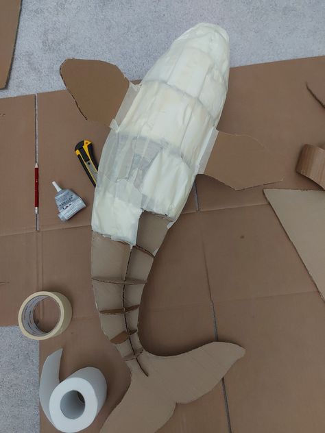 Paper Mache Shark Diy, Diy Cardboard Sea Creatures, Cute Paper Mache Ideas, Cardboard Stingray, Cardboard Turtle, Cardboard Sea Creatures, Cardboard Whale, Cardboard Sculpture Ideas, Cardboard Shark