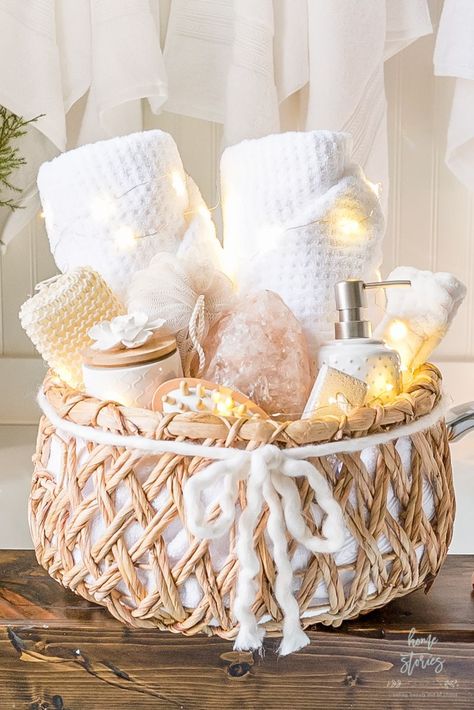 Wellness gift ideas #wellnessgifts Diy Selfcare Gift Basket, Massage Therapy Gift Basket Ideas, Bathroom Gift Basket Ideas, Massage Gifts Basket, Gift Baskets For Her, Bath Spa Gift Basket, Spa Gift Basket Ideas, Mom To Be Gift Ideas, Blanket Gift Basket