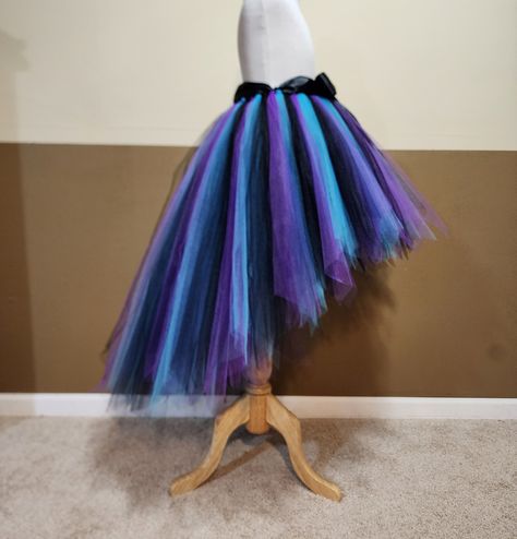 ICH KANN DIESES TUTU IN JEDER FARBE UND GRÖSSE MACHEN, BITTE BEACHTEN SIE DIE GENAUE TÜLL- UND BANDFARBE BEI DER KASSE (ohne Anmerkung werde ich dieselbe Farbe mit dem ersten Listenfoto in schwarz, lila und türkisblau machen). 1. FOTO TUTU LÄNGE FRONT 16 '' ÜBER DEM KNIE LÄNGE, ZURÜCK 35 '' OBEN AUF KNÖCHEL LÄNGE, FÜR HÖHE ETWA 5'3 ''. ** Dieses Tutu wird mit 250-500 Metern von 6 '' breitem feinem Tüll hergestellt, so dass es super voll ist. ** Dehnbare Taille zusammen mit einem großen Band Flie Big Ribbon Bow, Witch Tutu, Black Tutu, Bleu Turquoise, Layered Cuts, Ribbon Colors, Photo Colour, Halloween Witch, Purple And Black