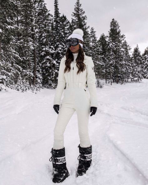 Spring Skiing Outfit, White Ski Outfit, Ski Resort Aesthetic, Ski Vacation Outfits, Ski Resort Outfit, Cute Ski Outfits, Winter Ski Fashion, Ski Outfits For Women, Womens Ski Outfits