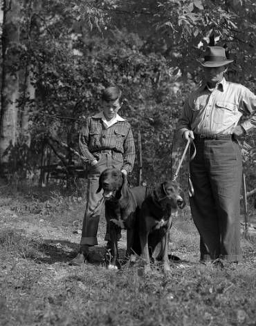 Johnny Plott and his grandfather Von Plott with Plott Hounds. :: Travel and Tourism Photos Collection Hound Hunting, Dna Artwork, Coon Hunting, Hound Dog Breeds, Westminster Dog Show, Bear Hunt, Hunting Pictures, Plott Hound, Best Father