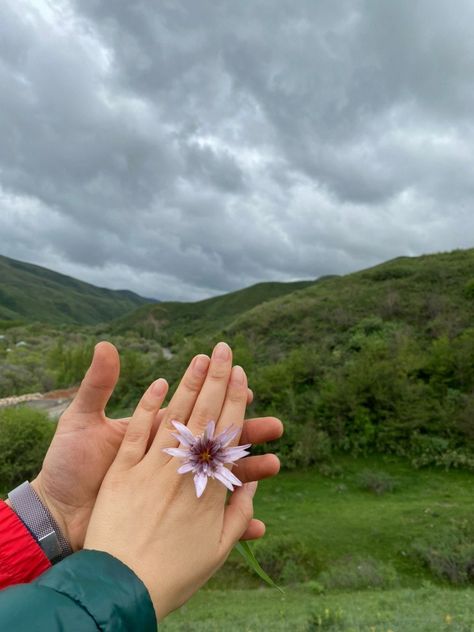 Couple Pose In Mountain, Kerela Couple Photos, Couple Poses In Mountains, Hill Station Couple Photos, Couples Photos Mountains, Trekking Photo Ideas, Hill Station Photography Ideas Couple, Treking Aesthetic, Mountain Photography Poses