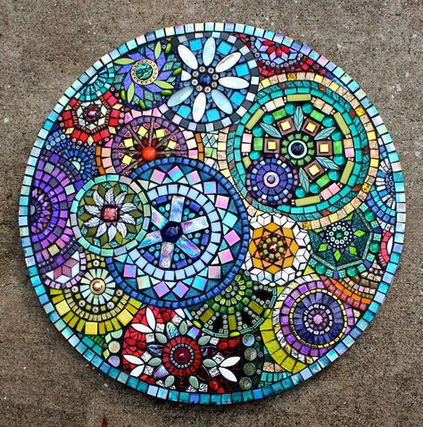 Mosaic Round Table, Table Top Designs, Free Mosaic Patterns, Plum Art, Easy Mosaic, Mosaic Tile Designs, Mosaic Table Top, Diy Mosaic, Mosaic Art Projects