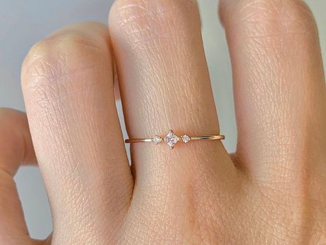 Simple Right Hand Rings, Aesthetic Promise Rings Gold, Delicate Rings For Women, Dainty Diamond Promise Ring, Small Rings Simple, Minimalist Engagement Ring Gold, Promise Rings Dainty, Dainty Gold Engagement Ring, Minimalistic Engagement Ring