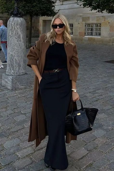 fall skirt outfits (17) Minimalstyle Outfit, Fall Skirt Outfits, Fall Skirt, Skirt Outfits Fall, Column Skirt, Stylish Skirts, Refined Style, Work Wear Women, Brown Coat