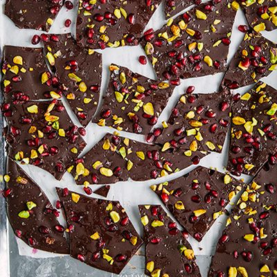 Pomegranate-Pistachio Bark | Toby Amidor Nutrition Cranberry Bark, Pomegranate Pistachio, Pistachio Bark, Easy Food Gifts, Homemade Chocolate Bark, Super Fruits, Eat And Run, Chocolate Festival, Diy Chocolate